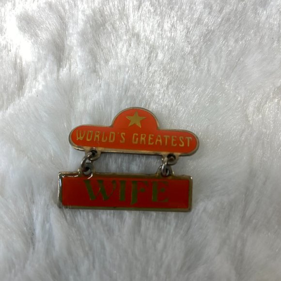 Vintage1980's World's Greatest Wife Brooch Enamel Dangle Pin - Picture 3 of 9